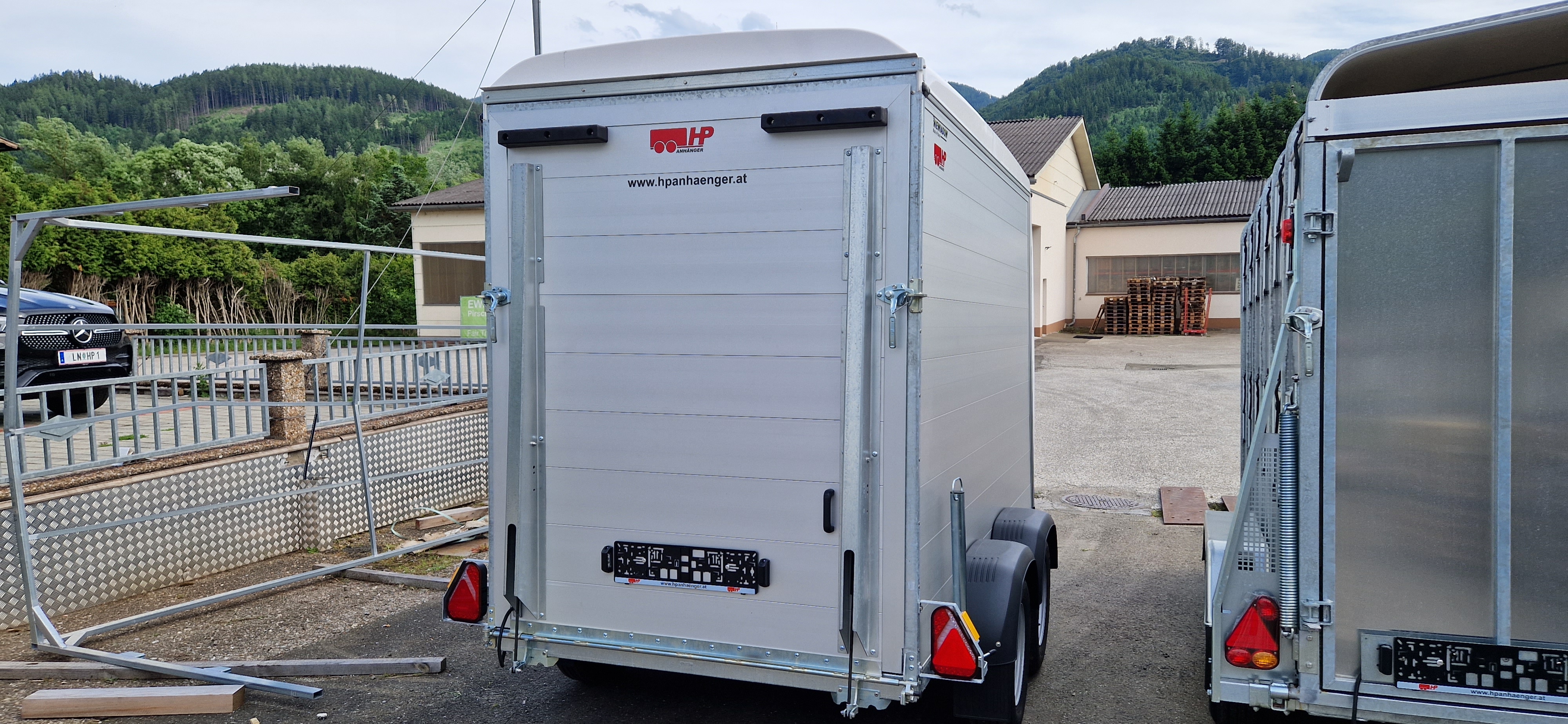 PKW-Anhänger, Autoanhänger, Kofferanhänger HP 273116, ALU + Polydach und Bug, 2700 kg Tandem
